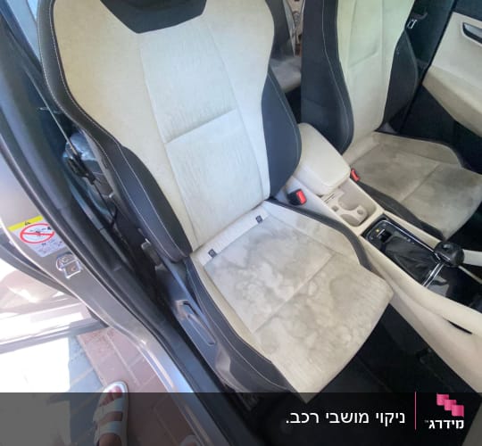 מושב רכב עם כתמים לפני ניקוי